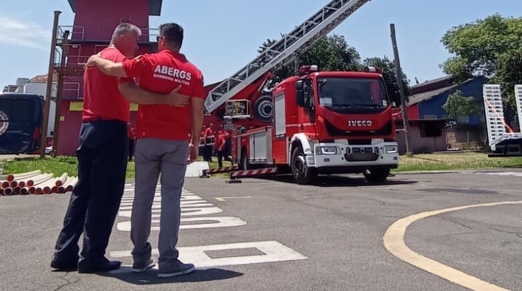 ABERGS visita novos operadores de Auto-Escadas e homenageia Bombeiro Veterano
