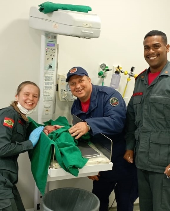 Gestante procura base dos bombeiros em Guabiruba e acaba dando à luz em ambulância gsfd.jpeg