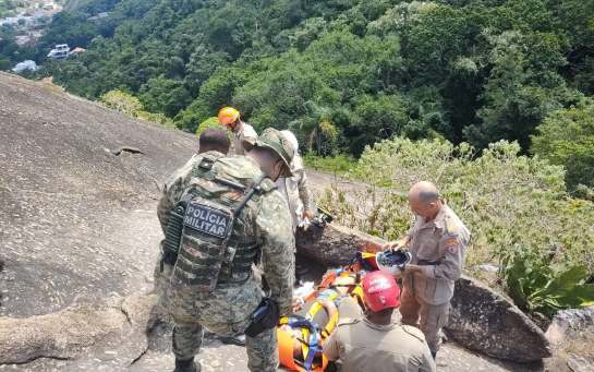 RJ: Bombeiros resgatam idoso no Costão de Itacoatiara 1-frl4zyhxsaa80m8-28414455.jpeg
