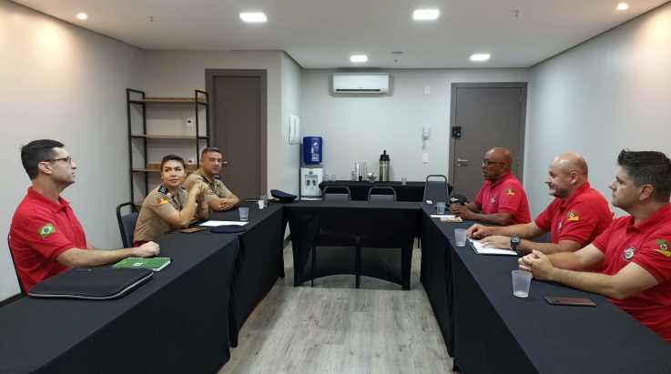 Oficiais visitam a ABERGS e apresentam o 12° Curso Mergulhador Autônomo de Busca e Resgate