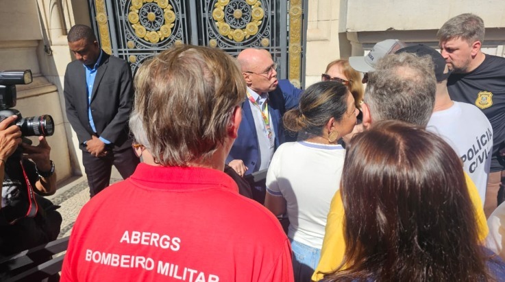 ABERGS e FENEBOM se unem a servidores em ato pelo fim do confisco previdenciário e reposição salarial